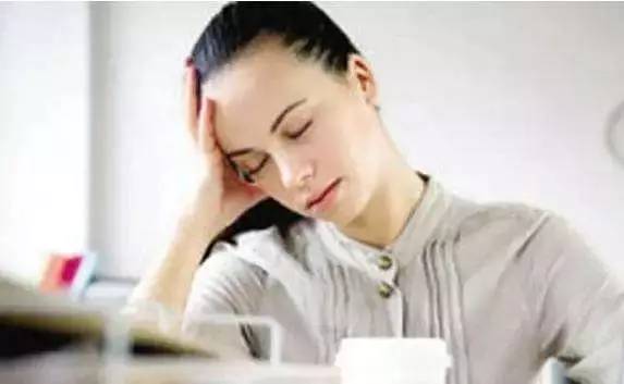 what?。俊跋恪逼G的美女成了辦公室污染源，甲醛治理非常必要！