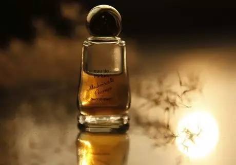 what！？“香”艷的美女成了辦公室污染源，甲醛治理非常必要！