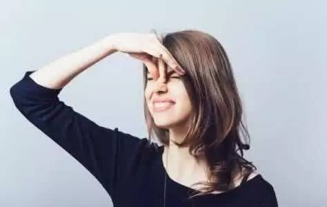 what?。俊跋恪逼G的美女成了辦公室污染源，甲醛治理非常必要！