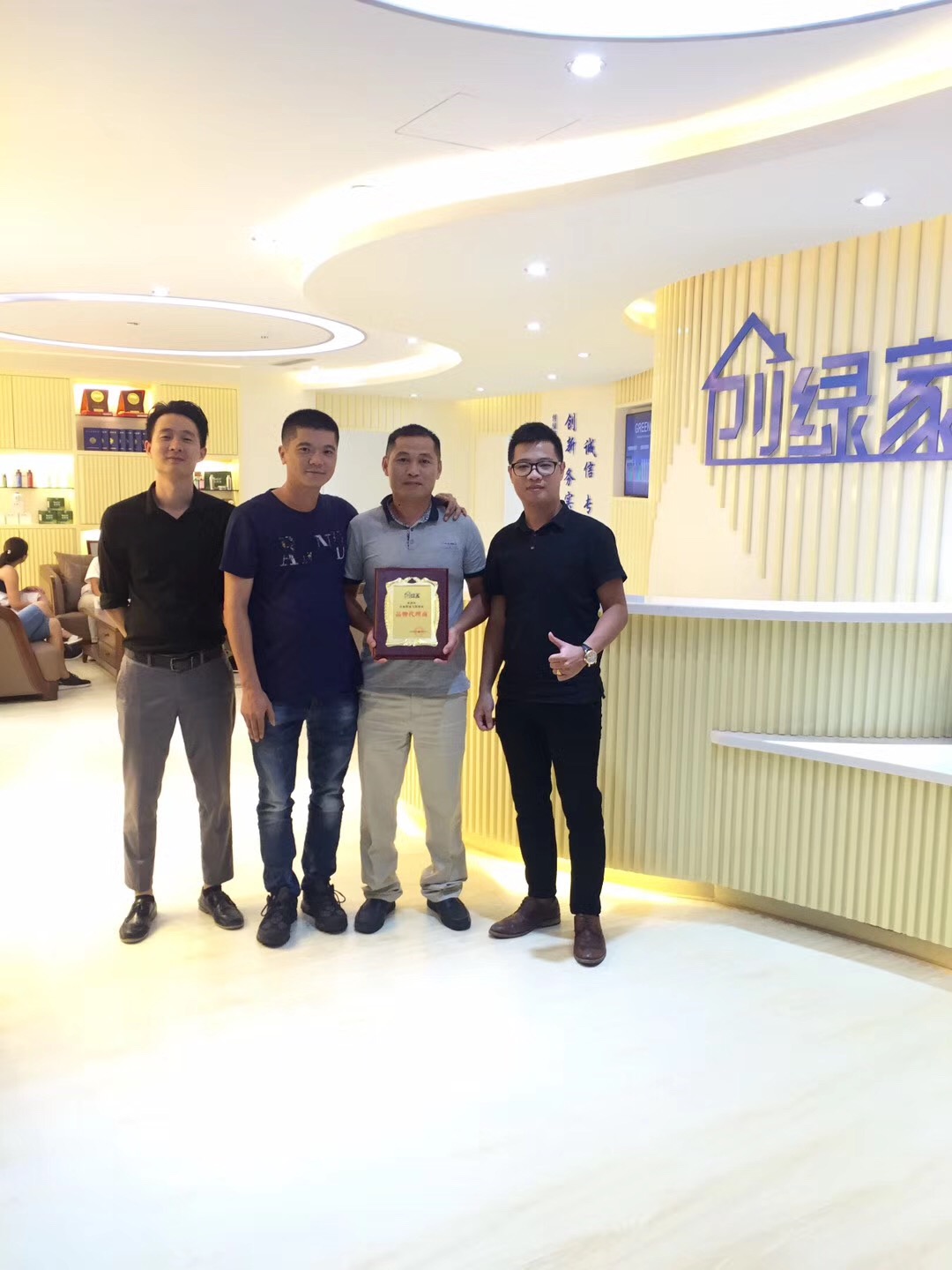 熱烈祝賀佛山高明陳總、李總、彭總簽約創(chuàng)綠家！