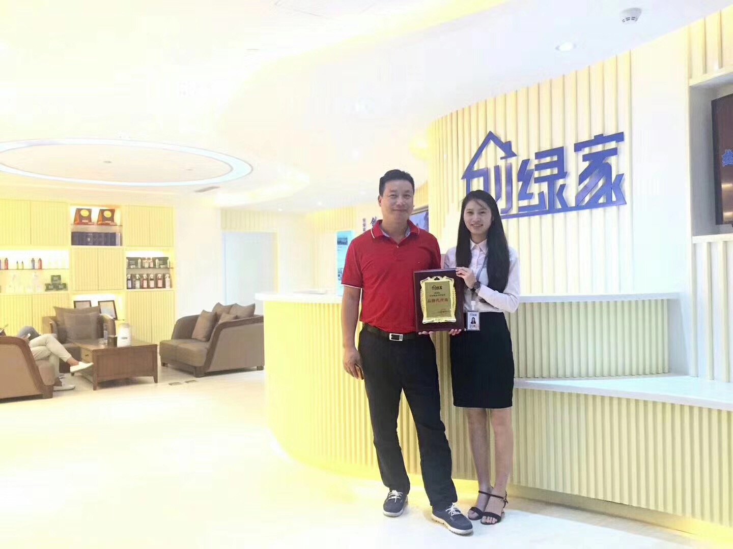 熱烈祝賀余總簽約創(chuàng)綠家海南省市級(jí)代理！