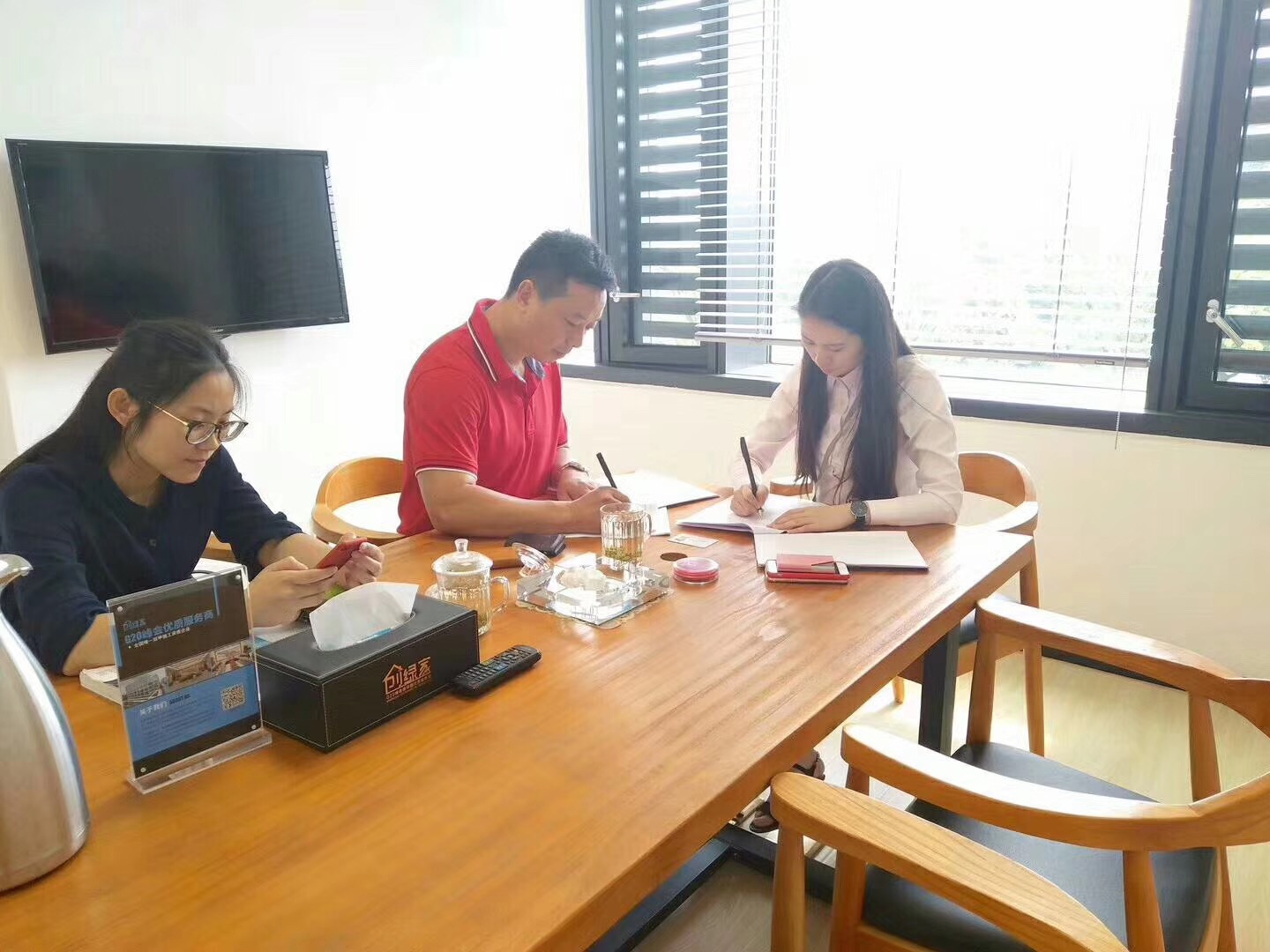 熱烈祝賀余總簽約創(chuàng)綠家海南省市級(jí)代理！