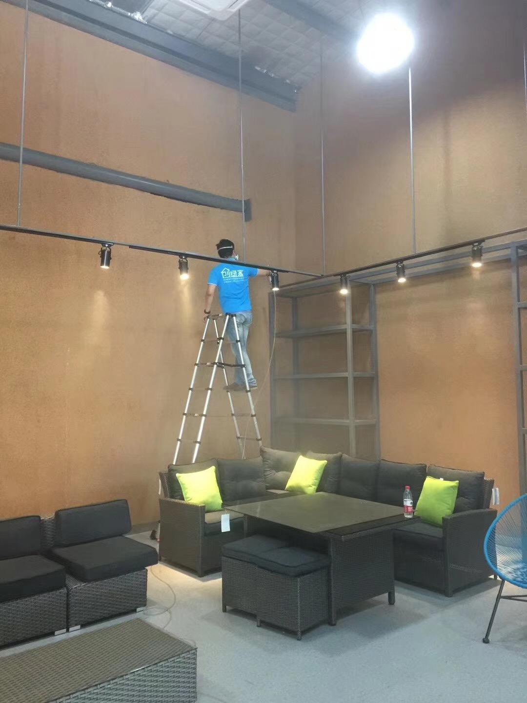 樂富設(shè)計園在一個loft創(chuàng)意產(chǎn)業(yè)園中，2760多方的一個大項目歷經(jīng)創(chuàng)綠家兩組工程師兩天兩夜的治理，典型loft式的裝修異味大大降低。樂富設(shè)計園的治理源于創(chuàng)綠家曾經(jīng)為泰普森旗下一家子公司甲醛治理，治理完畢效果非常好，所以泰普森集團二次選擇我們治理。創(chuàng)綠家，值得您信任！