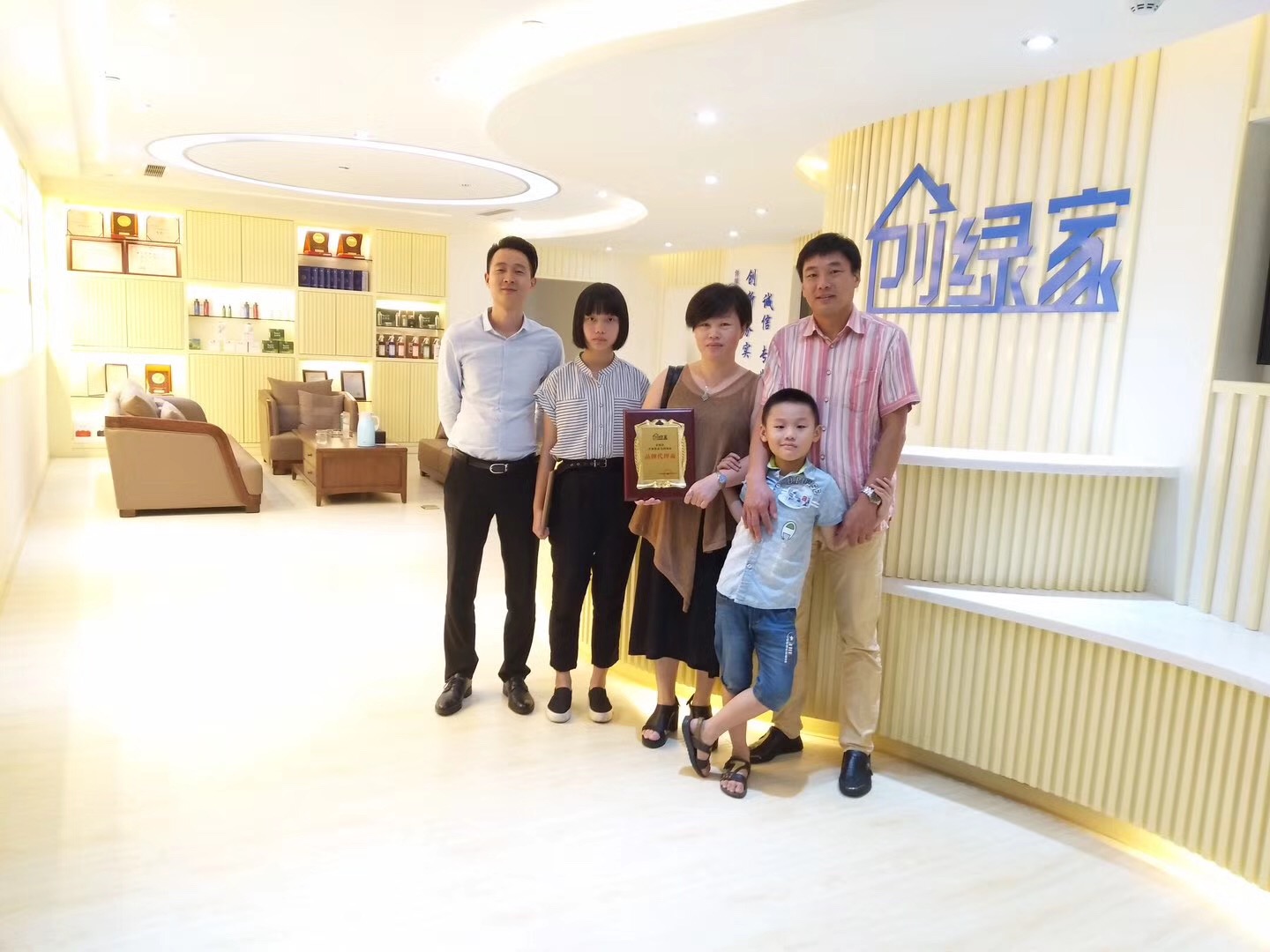 熱烈祝賀張總簽約創(chuàng)綠家泉州市區(qū)級(jí)代理！