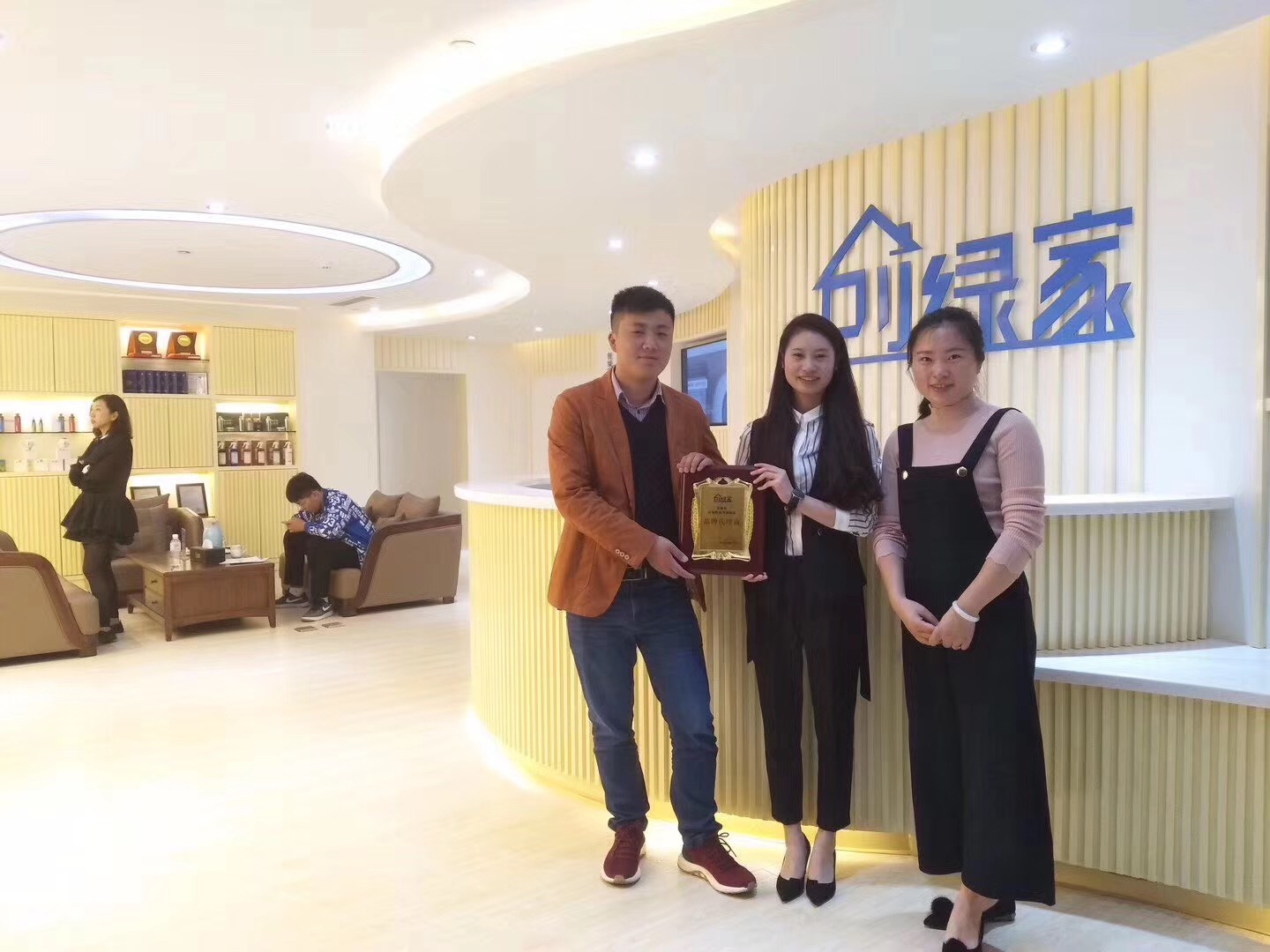 熱烈祝賀蔣總簽約創(chuàng)綠家江蘇省市級代理！