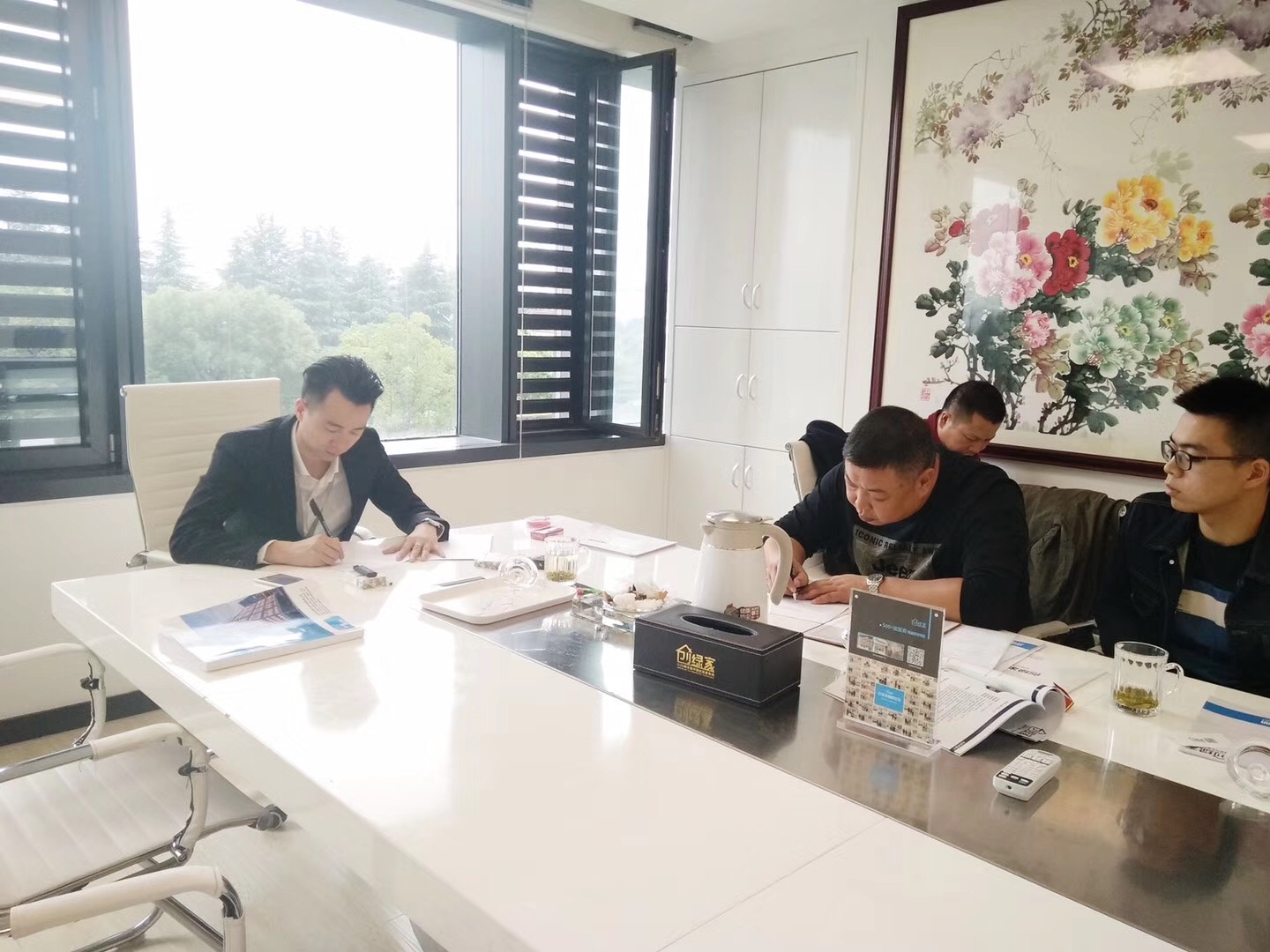 熱烈祝賀何總父子簽約創(chuàng)綠家江西省市級代理！