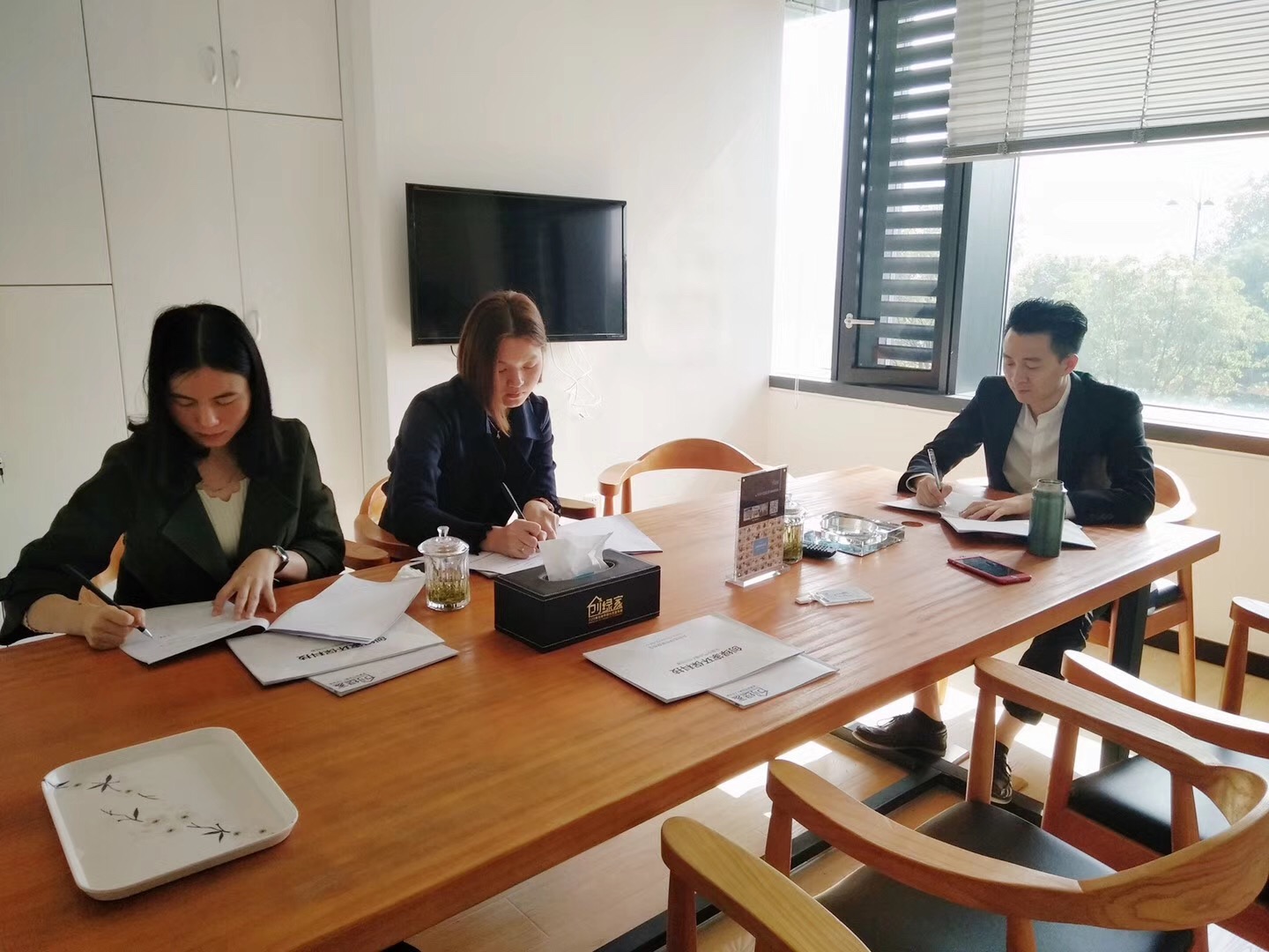 熱烈祝賀楊總、潘總簽約創(chuàng)綠家茂名市區(qū)級代理！