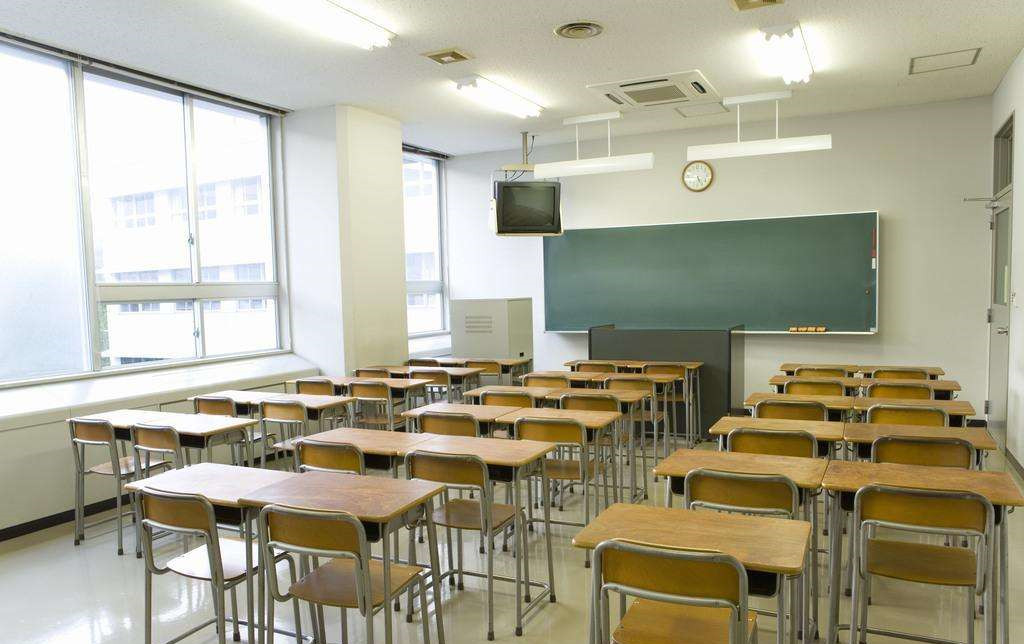 校舍裝修完買了400盆綠蘿凈化空氣，還有孩子開學(xué)***天就熏暈了！