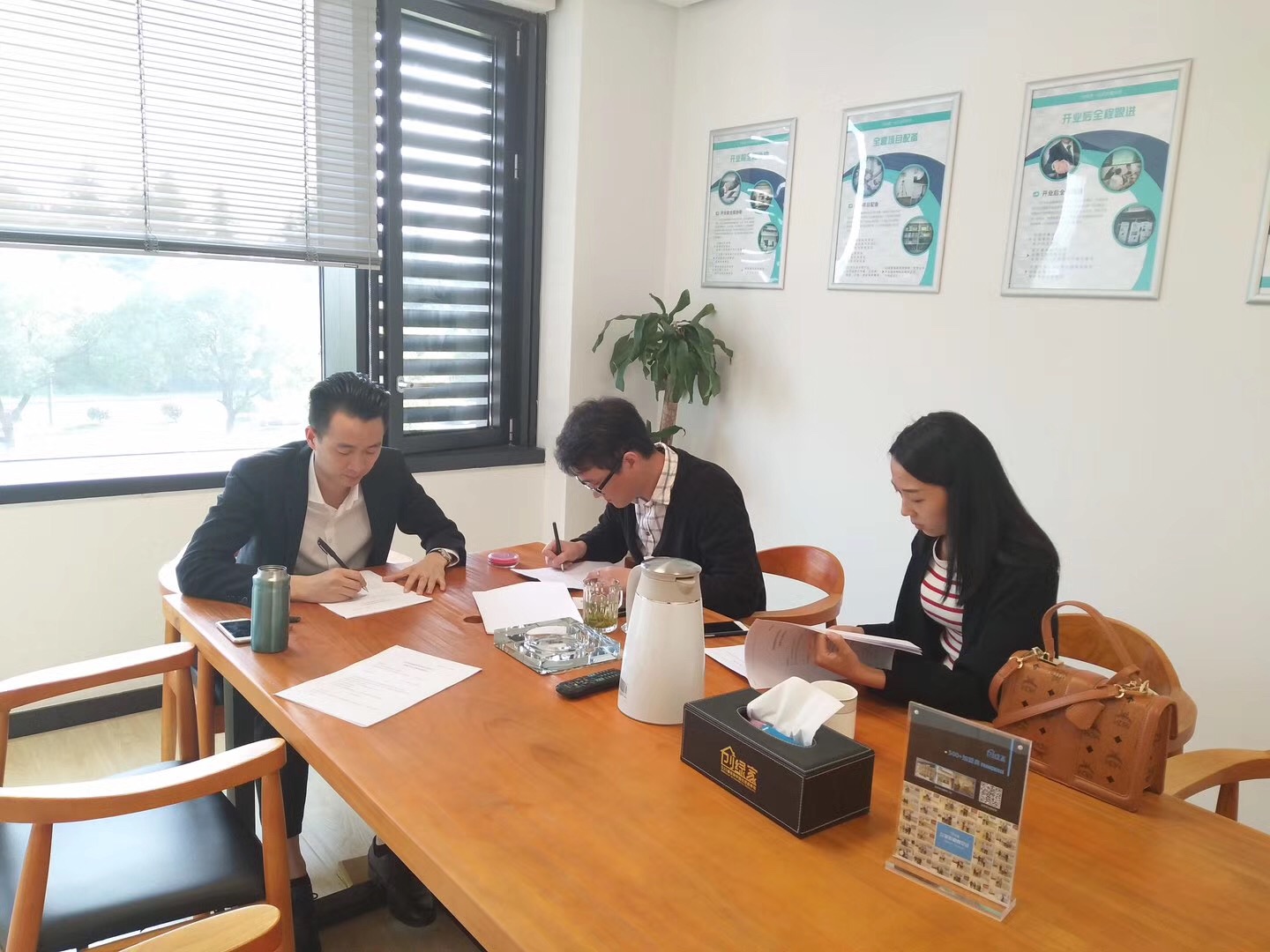 熱烈祝賀陳總夫婦簽約創(chuàng)綠家紹興市縣級(jí)代理！