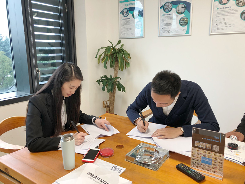 熱烈祝賀龍總、趙總簽約創(chuàng)綠家南京市區(qū)級代理！