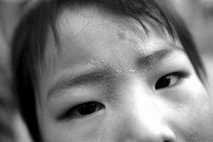 專業(yè)和非專業(yè)有啥區(qū)別？“三無(wú)”除甲醛公司致一家三口灼傷眼睛