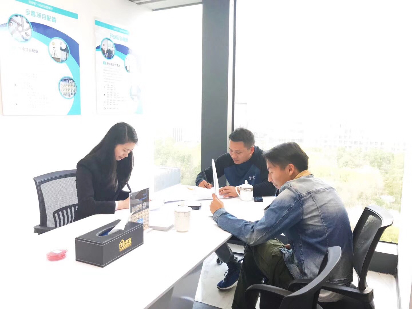 熱烈祝賀馬總簽約創(chuàng)綠家昆明市區(qū)級代理！