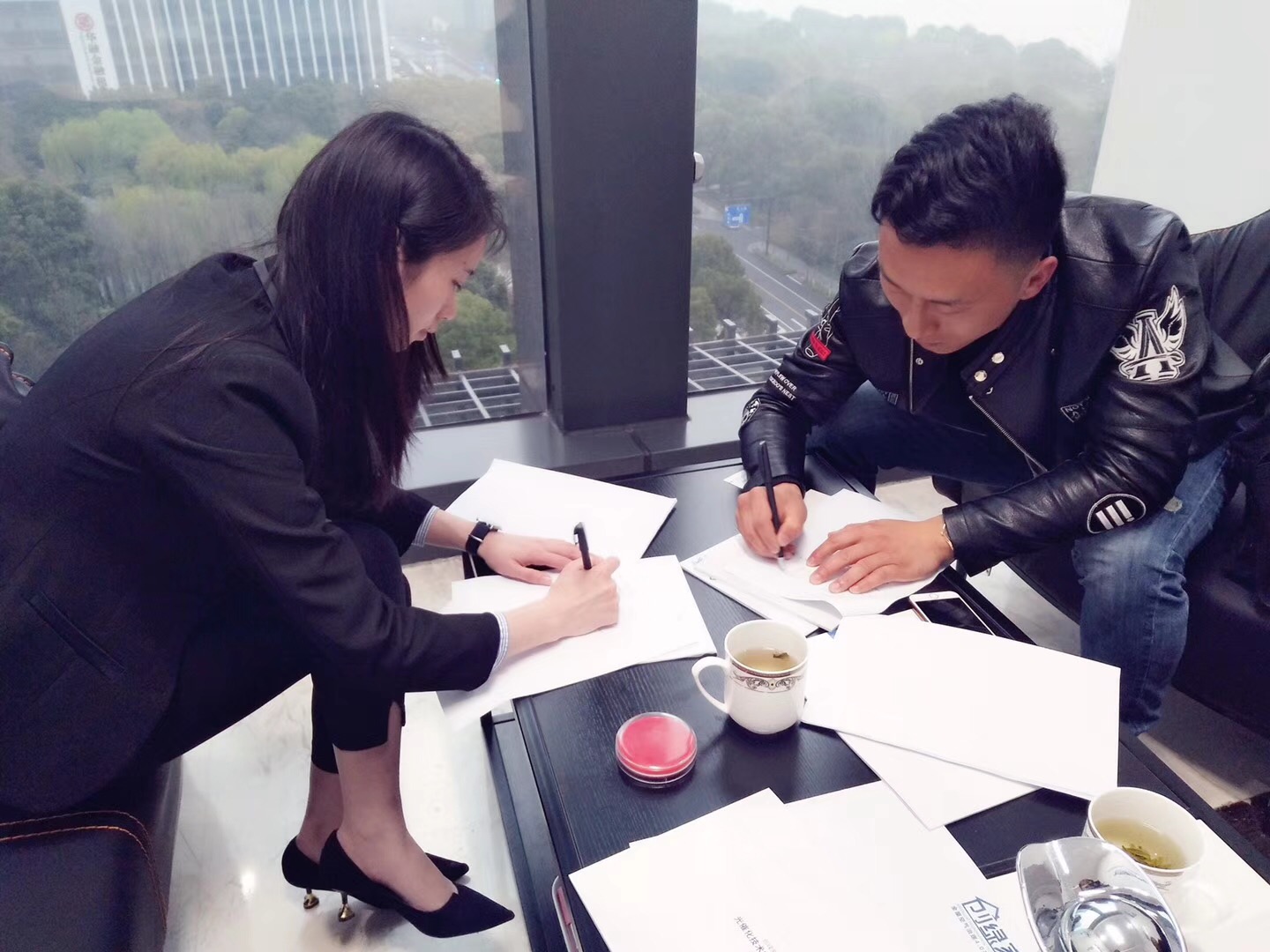 熱烈祝賀張總父子簽約創(chuàng)綠家江蘇省市級(jí)代理！