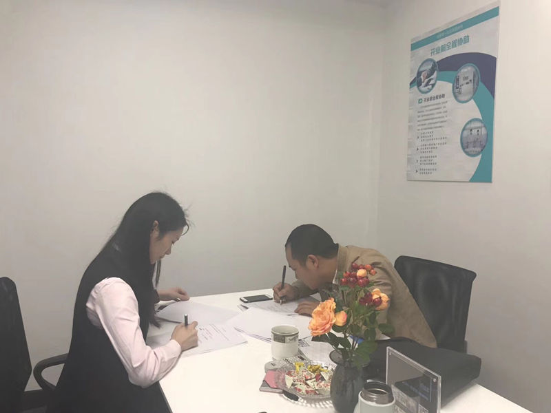 熱烈祝賀胡總簽約創(chuàng)綠家武漢市區(qū)級(jí)代理！