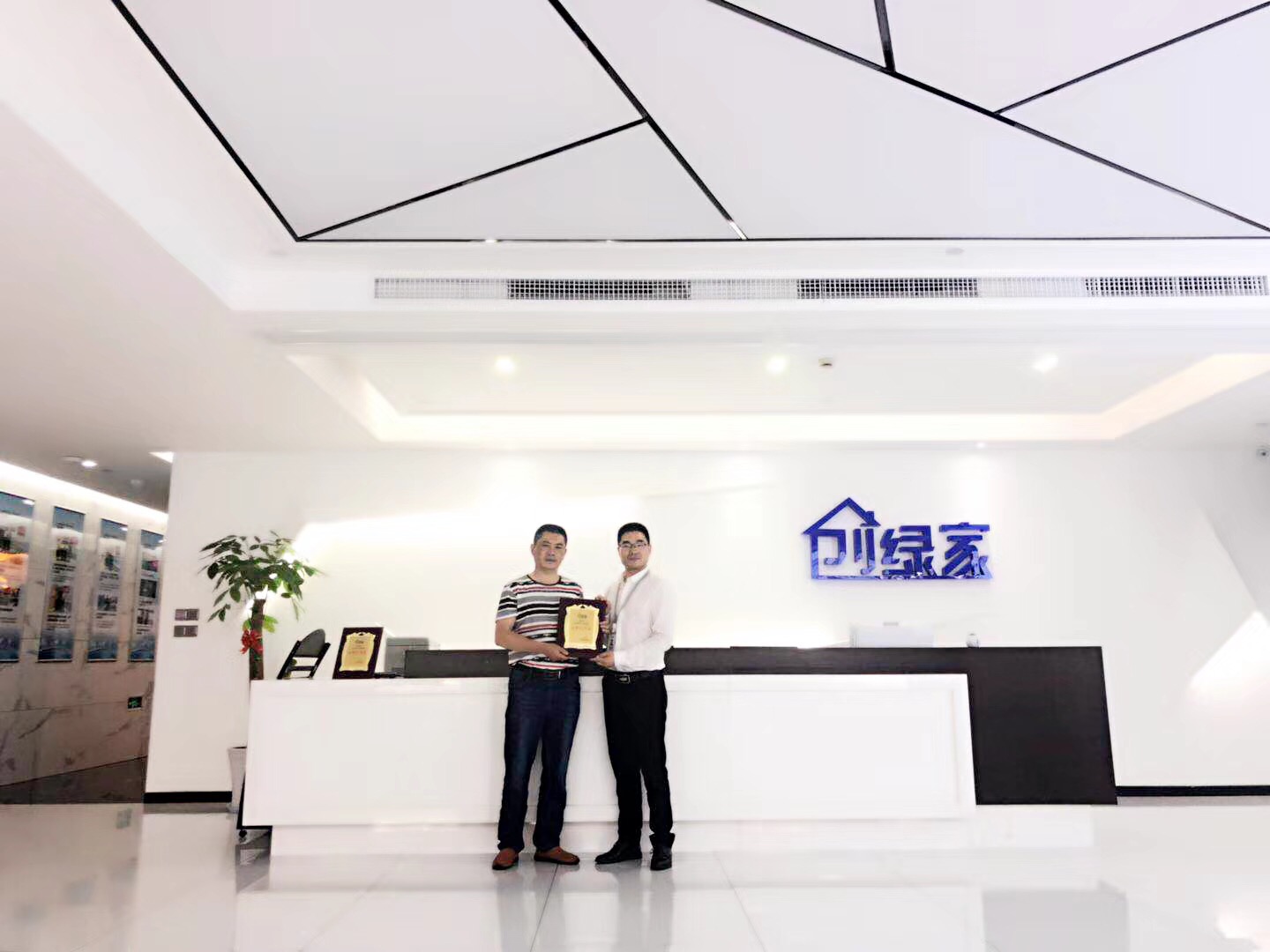 熱烈祝賀鄧總簽約創(chuàng)綠家成都市區(qū)級(jí)代理！