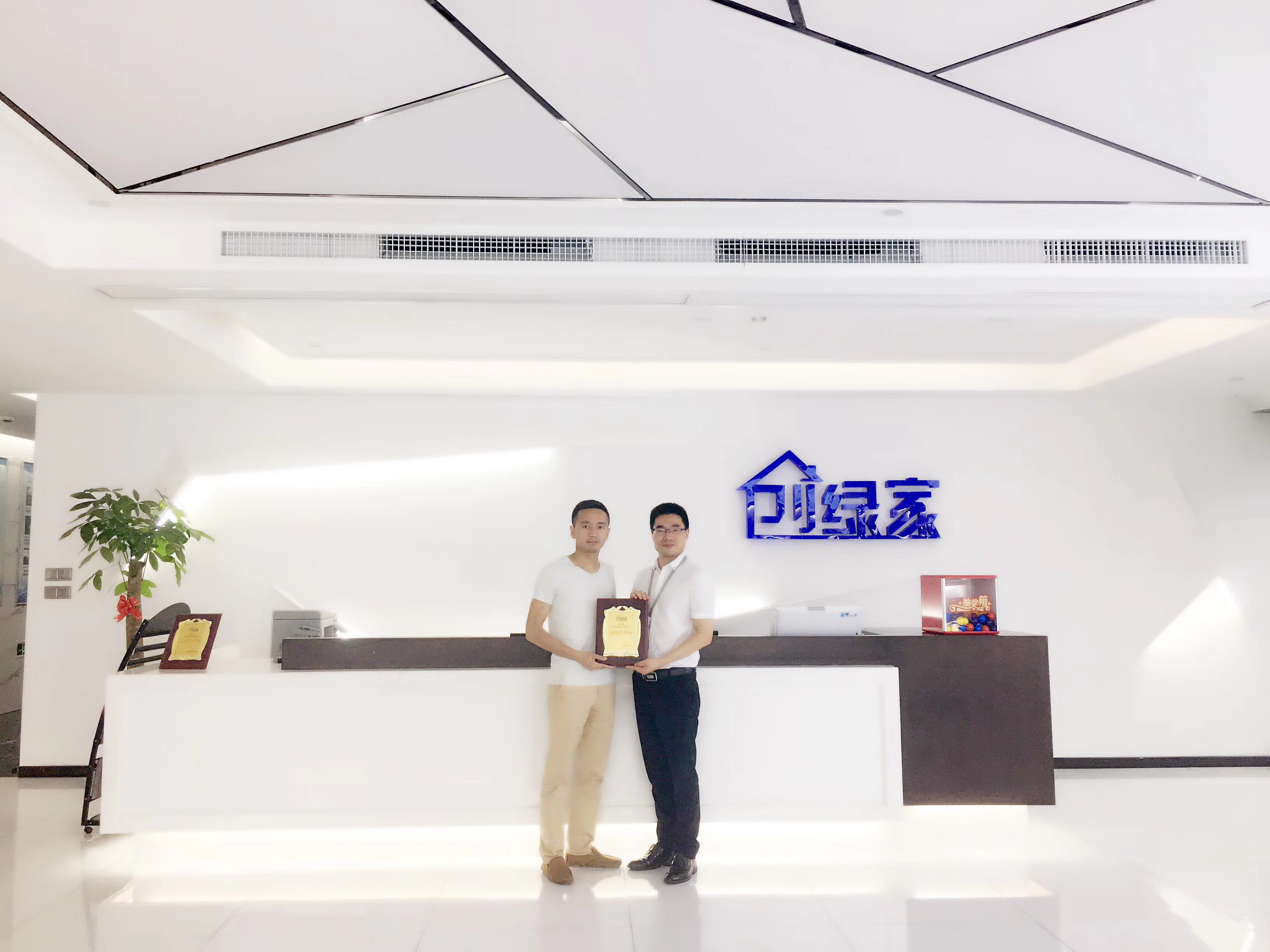 熱烈祝賀胡總團隊簽約創(chuàng)綠家眉山市區(qū)級代理！