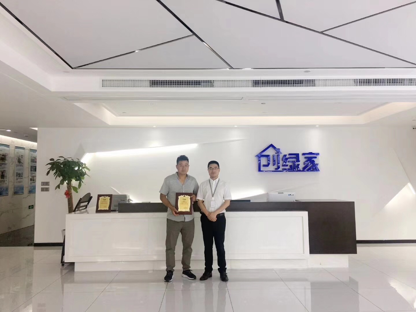 熱烈祝賀何總簽約創(chuàng)綠家信陽市縣級(jí)代理！