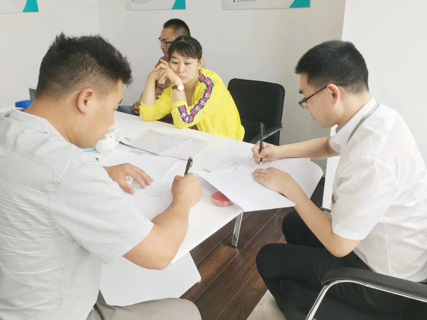 熱烈祝賀何總簽約創(chuàng)綠家信陽市縣級(jí)代理！