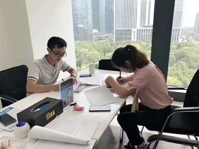 熱烈祝賀周總簽約創(chuàng)綠家重慶市區(qū)級(jí)代理！