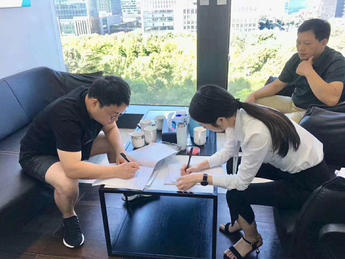 熱烈祝賀王總一家簽約創(chuàng)綠家江蘇省縣級市代理！