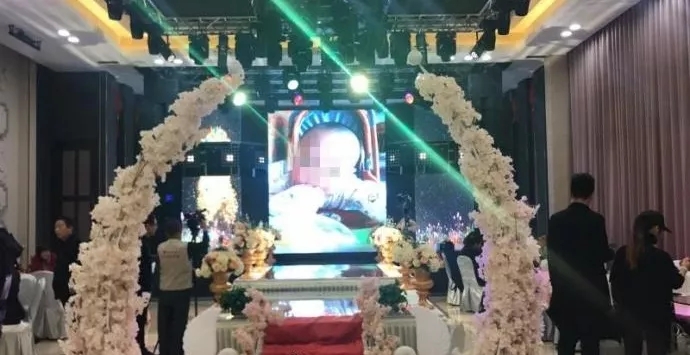 4歲男孩和媽媽辦“婚禮”，真相令人淚崩！