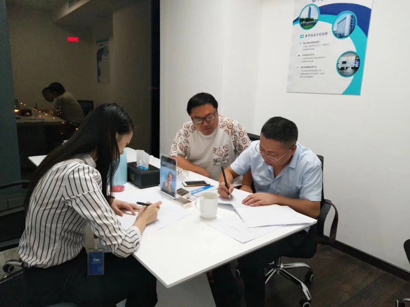 熱烈祝賀唐總、蔡總簽約創(chuàng)綠家邵陽市區(qū)級代理！