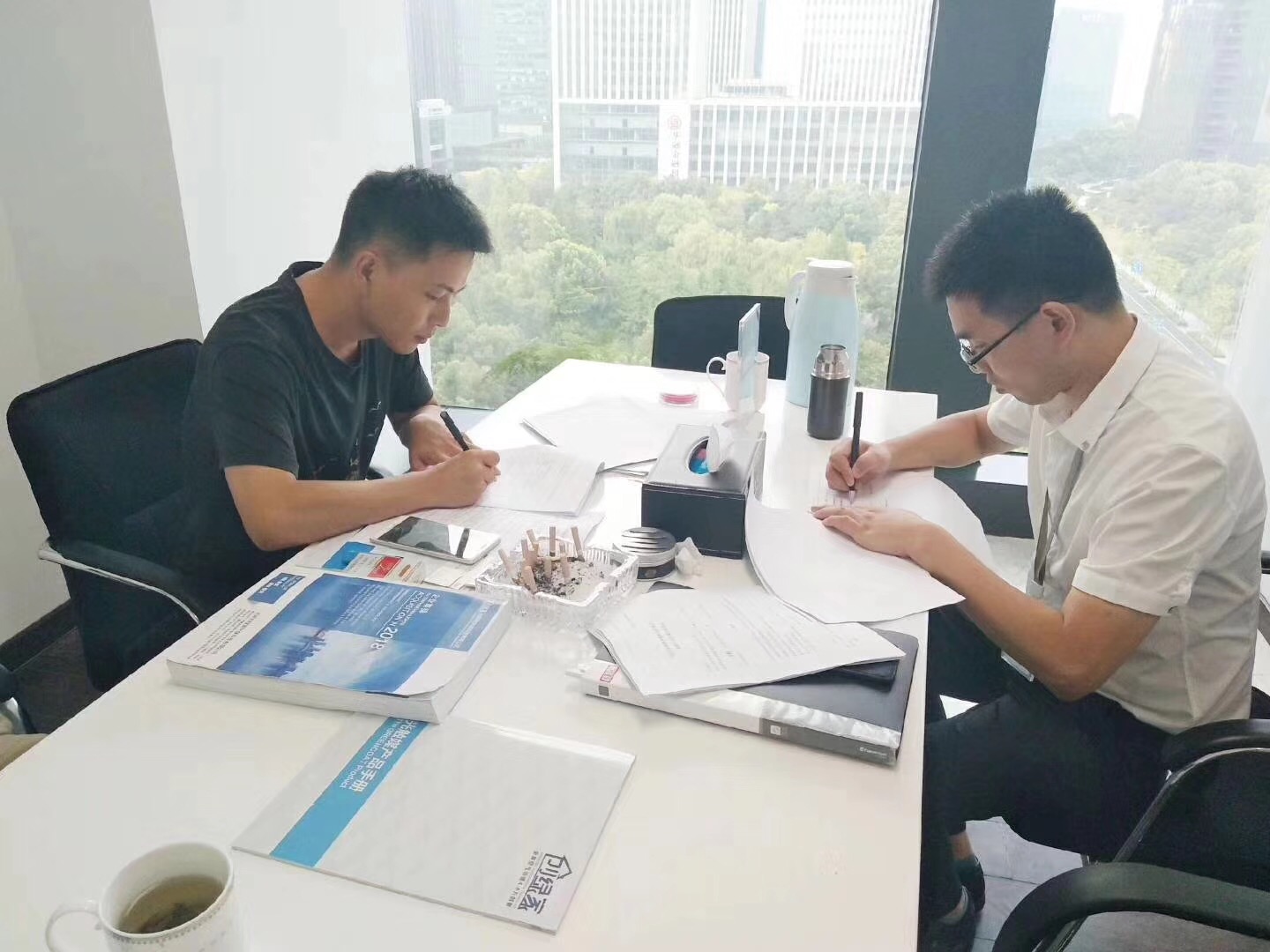 熱烈祝賀李總、解總簽約創(chuàng)綠家漢中市縣級(jí)代理！