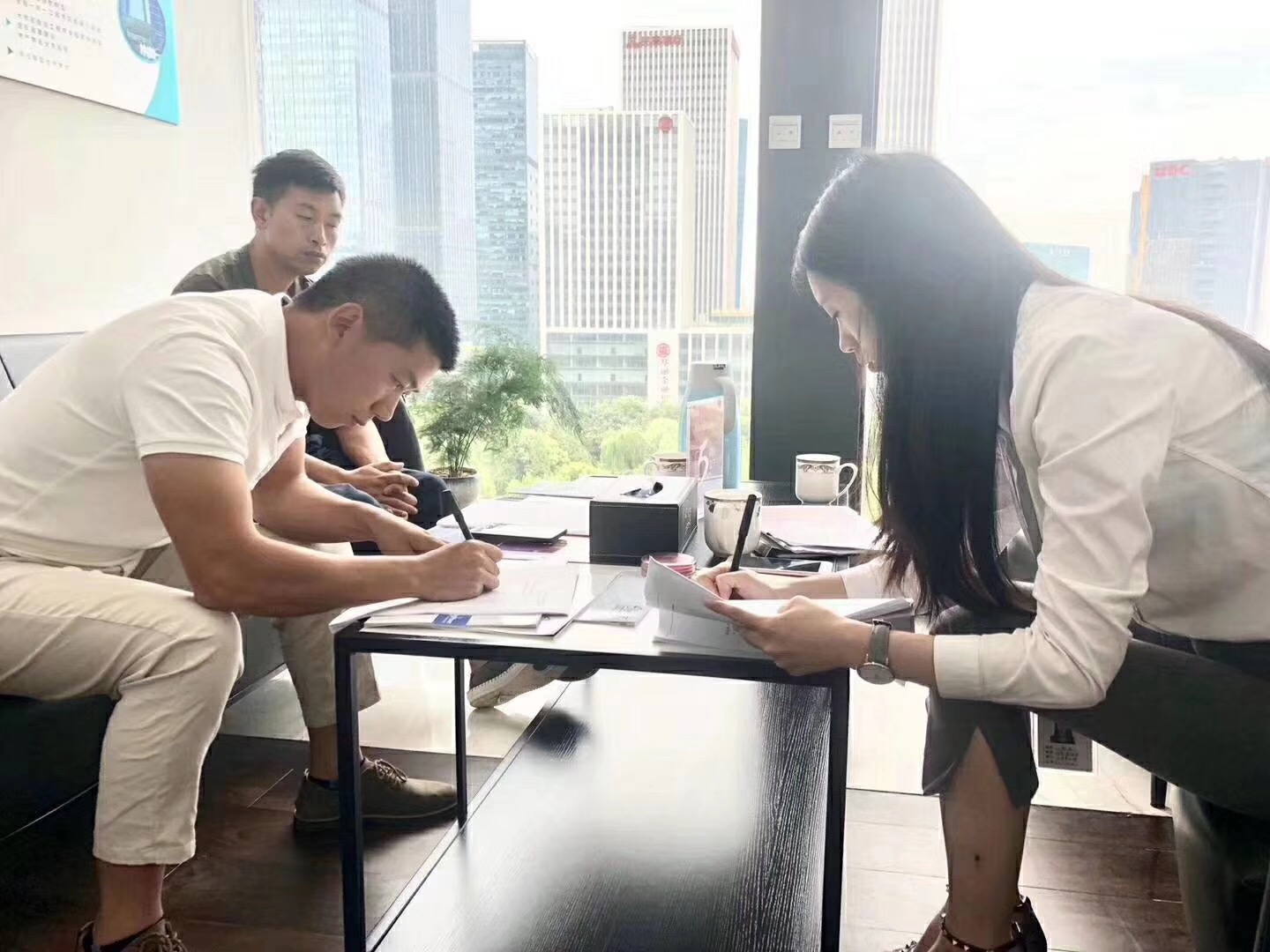 熱烈祝賀俞總、杜總簽約創(chuàng)綠家貴陽市區(qū)級(jí)代理！