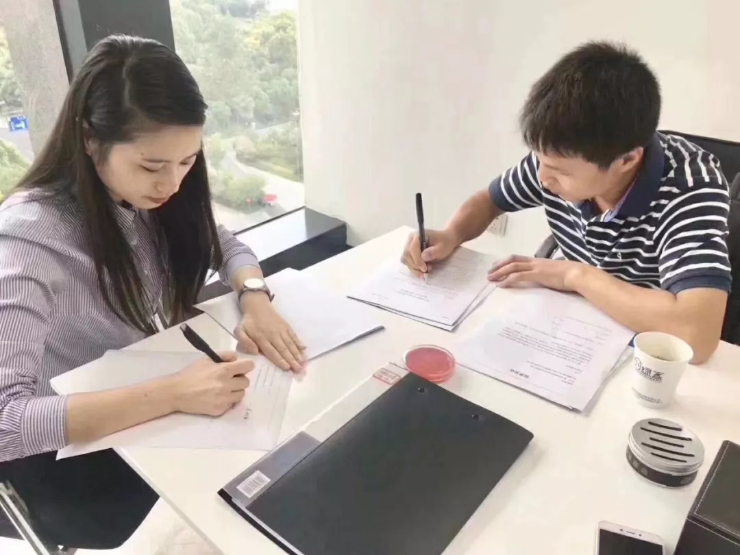 熱烈祝賀吳總簽約創(chuàng)綠家瀘州市縣級(jí)代理！