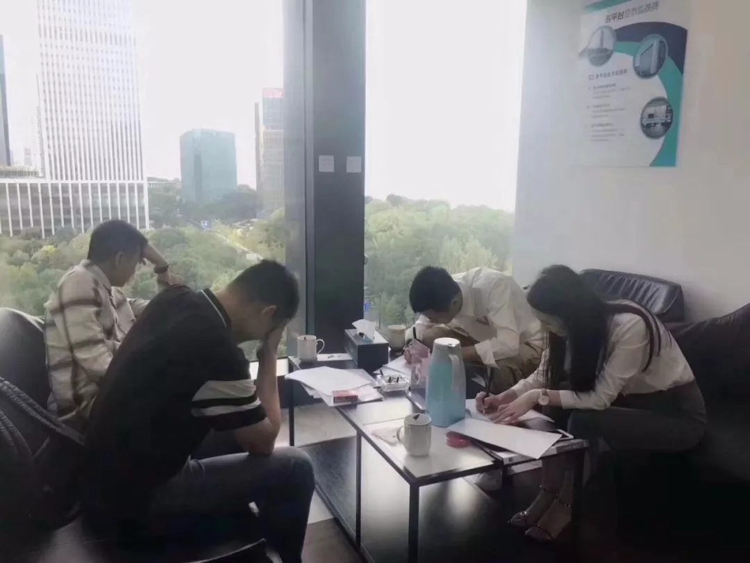 熱烈祝賀馮總、李總、龔總簽約創(chuàng)綠家清遠市區(qū)級代理！