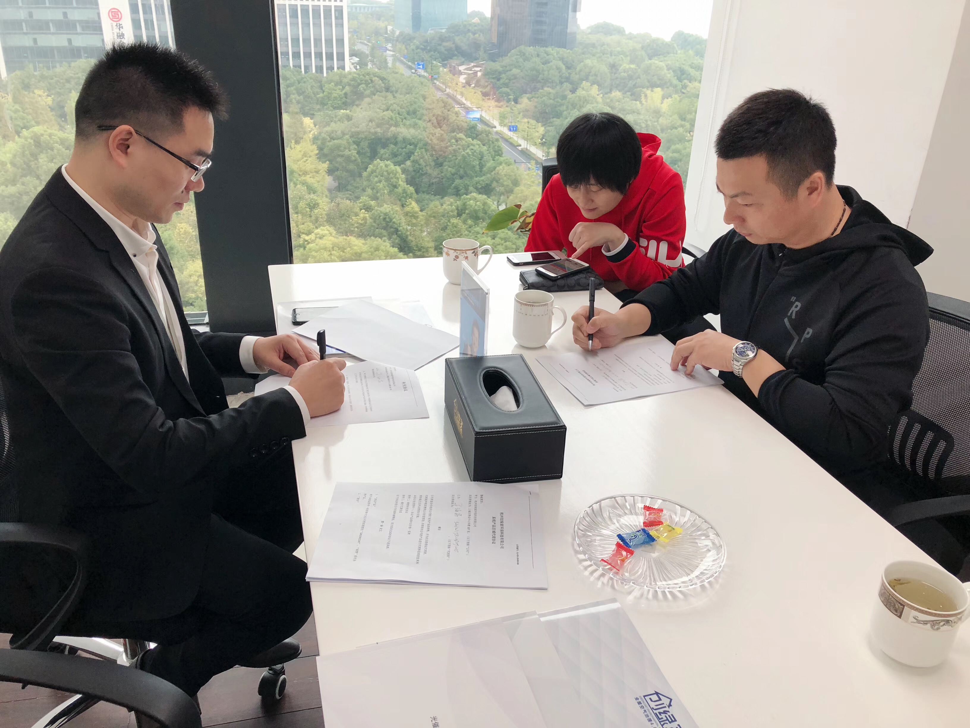 熱烈祝賀馬總夫婦、蔡總夫婦簽約創(chuàng)綠家揚州市區(qū)級代理！