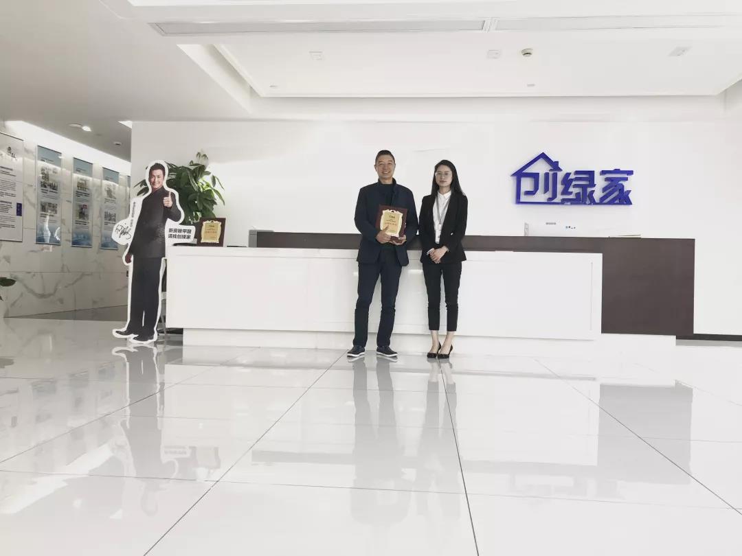 熱烈祝賀張總簽約創(chuàng)綠家成都市區(qū)級代理！