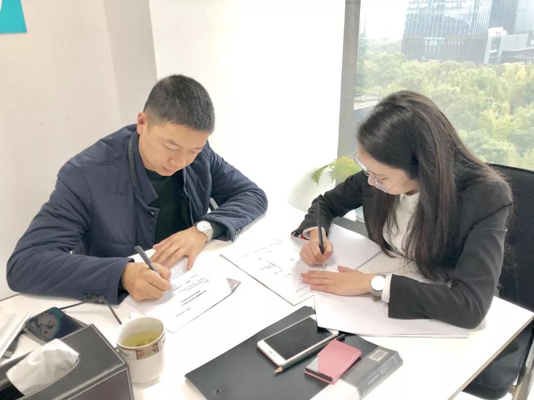 熱烈祝賀張總簽約創(chuàng)綠家成都市區(qū)級代理！