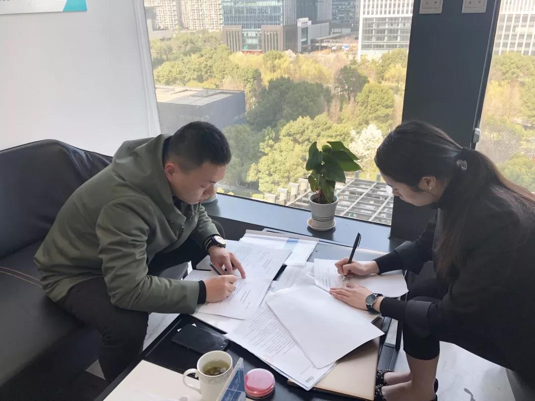 彭總之前是在國企上班，現(xiàn)在選擇自己創(chuàng)業(yè)，自己做過多方面的了解，千里迢迢來考察，注重公司實(shí)力、扶持力度和產(chǎn)品效果，對這個行業(yè)也是非常有信心，在我們除醛技術(shù)交流峰會現(xiàn)場果斷簽約！