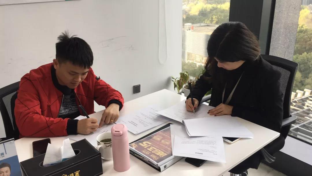 熱烈祝賀鄧總、郭總簽約創(chuàng)綠家江西省某市縣級(jí)代理！