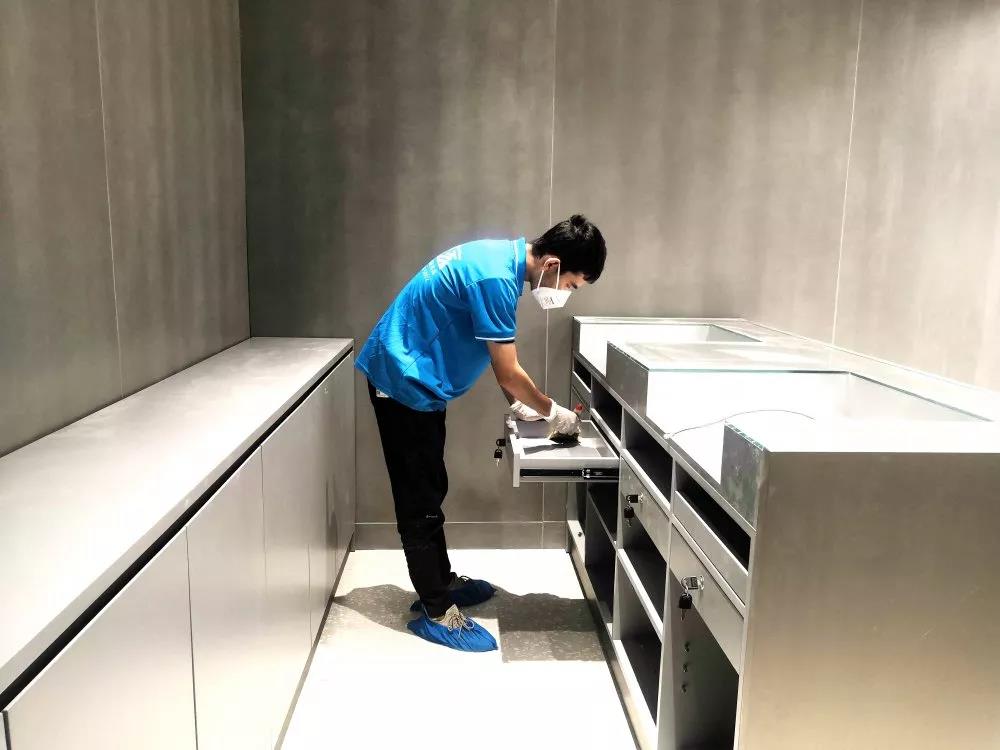 完美日記是一個國產(chǎn)大眾美妝品牌，價格良心堪稱國貨之光，也深受年輕人喜愛。