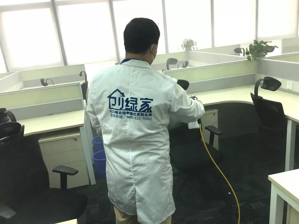 完美日記是一個國產(chǎn)大眾美妝品牌，價格良心堪稱國貨之光，也深受年輕人喜愛。