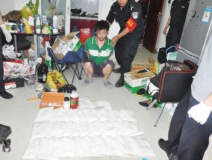 廚房水管破裂傳出刺鼻性氣味，原以為是鄰居家裝修后除甲醛沒到位，沒想到是“絕命毒師”