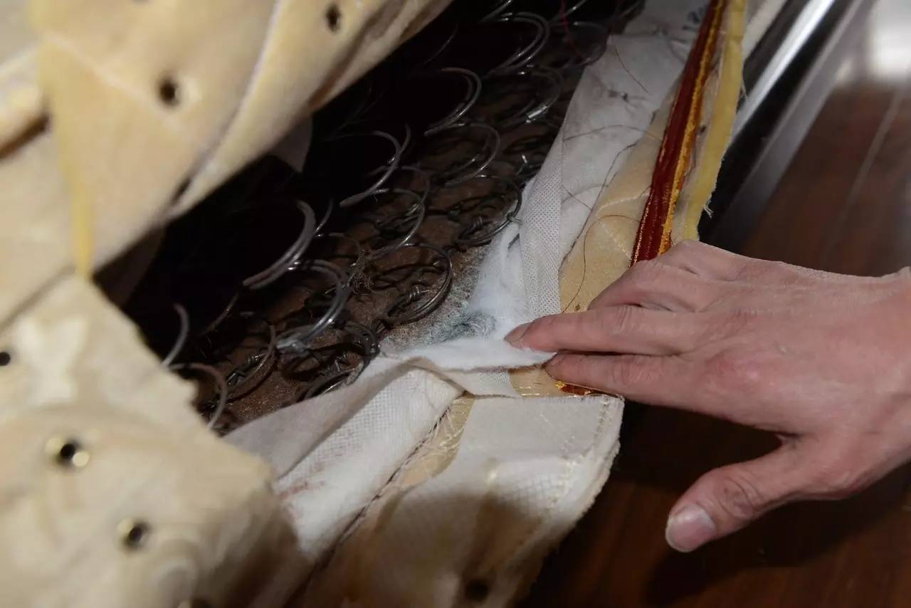 南京美女睡了10年的床墊，掀開后把全家人都嚇傻了……