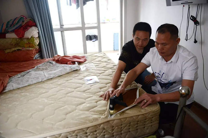 南京美女睡了10年的床墊，掀開后把全家人都嚇傻了……