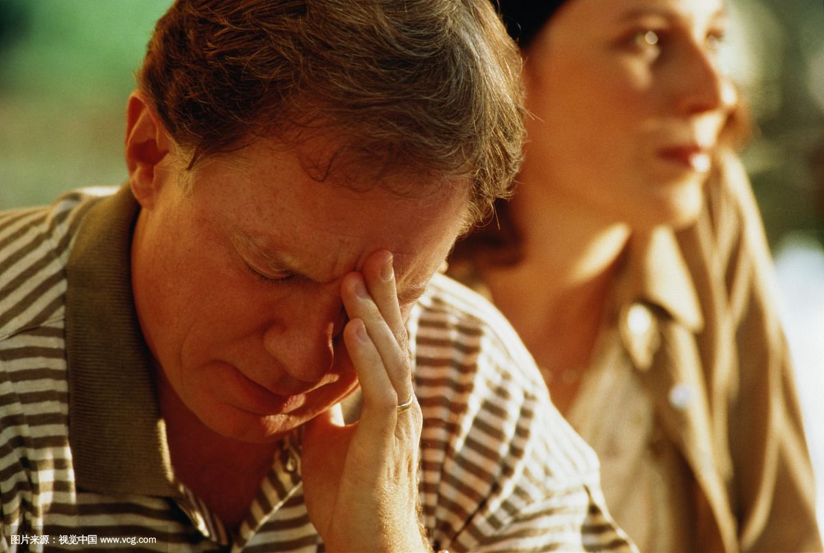 前段時間，王先生家中房子裝修。入住沒多久王先生就感覺自己身體出現了一些異樣，時常感到胸悶氣短、呼吸不暢，嚴重的時候還會出現短時間的暈眩。王先生以為是自己的身體出現了什么狀況便跑到家附近的診所詢問。醫(yī)生一看便問王先生家中最近是否裝修，王先生感覺很詫異。醫(yī)生說這樣的癥狀是典型的甲醛中毒。王先生就咨詢了除甲醛公司如何清除新房裝修后殘留的甲醛？