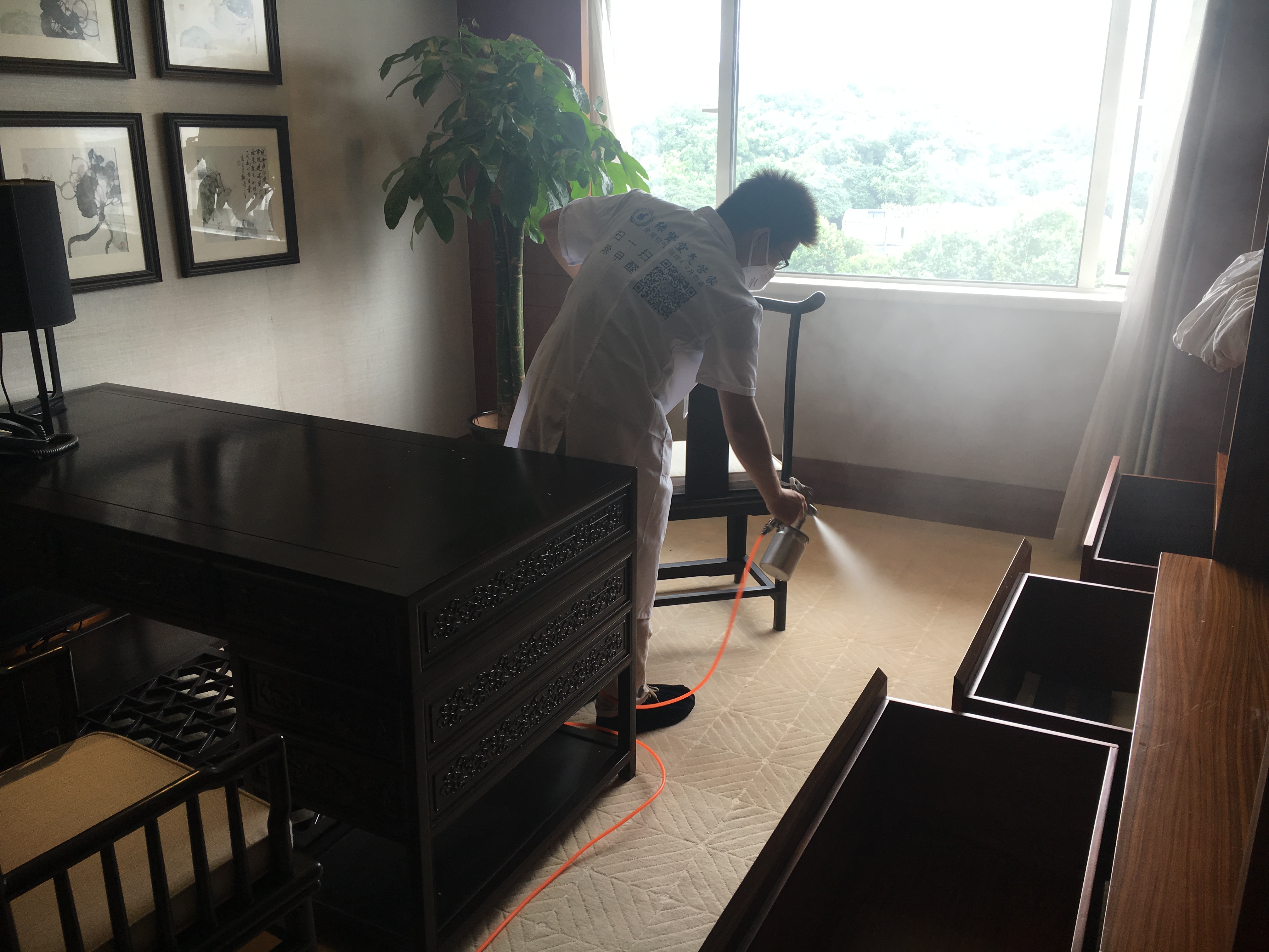 前段時間，王先生家中房子裝修。入住沒多久王先生就感覺自己身體出現了一些異樣，時常感到胸悶氣短、呼吸不暢，嚴重的時候還會出現短時間的暈眩。王先生以為是自己的身體出現了什么狀況便跑到家附近的診所詢問。醫(yī)生一看便問王先生家中最近是否裝修，王先生感覺很詫異。醫(yī)生說這樣的癥狀是典型的甲醛中毒。王先生就咨詢了除甲醛公司如何清除新房裝修后殘留的甲醛？