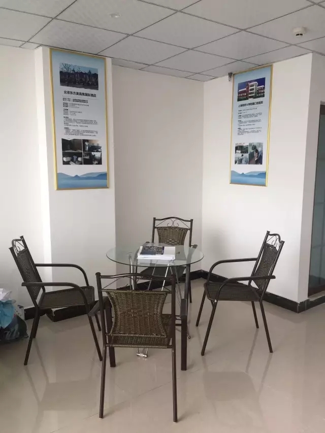 歷經(jīng)近兩個月的店面籌備工作，創(chuàng)綠家空氣治理惠州服務(wù)中心正式落成，室內(nèi)裝修污染危害社會，室內(nèi)空氣治理迫在眉睫。創(chuàng)綠家惠州服務(wù)中心將竭誠為您服務(wù)！ 溫總、朱總與公司合照 創(chuàng)綠家空氣治理惠州服務(wù)中心門面 店內(nèi)展示： 祝溫總、朱總開業(yè)生意興隆、財源廣進！