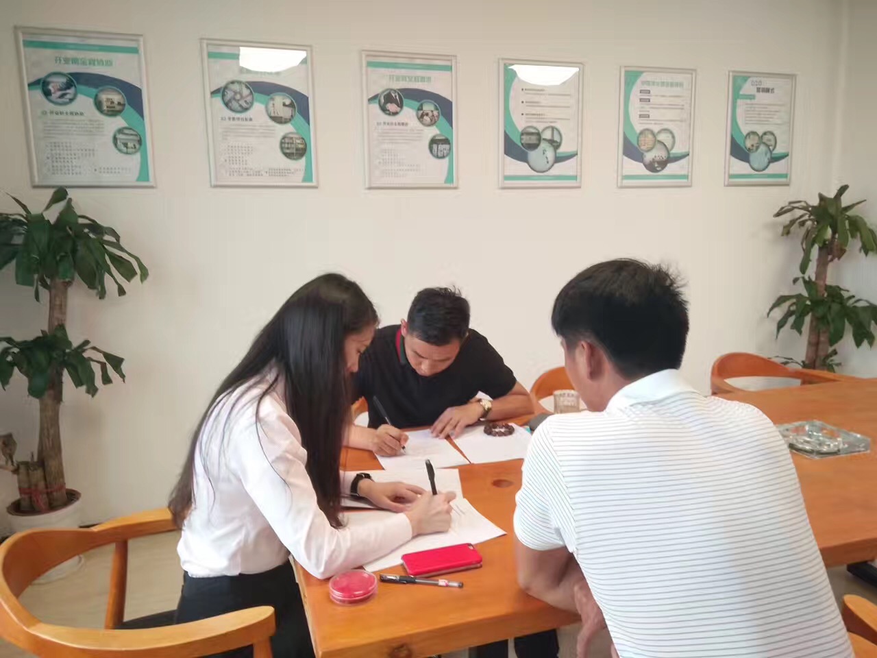 熱烈祝賀普洱李總兄弟簽約創(chuàng)綠家！